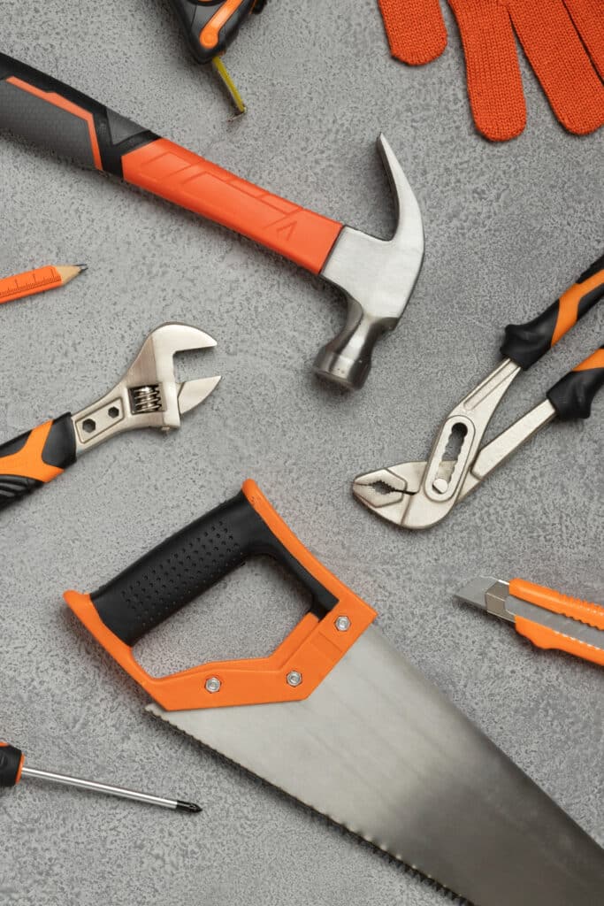 Outils de bricolage posés sur fond gris