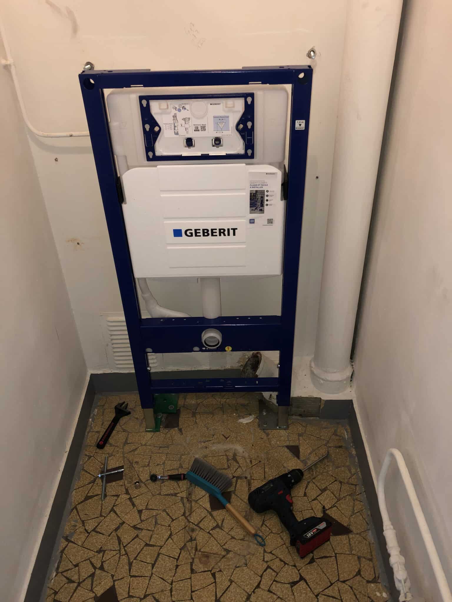 Structure métallique pour WC suspendu sur sol nu