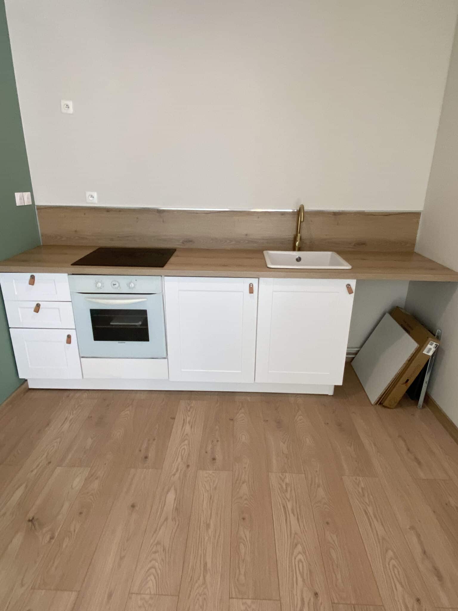 Cuisine blanche en L avec plan bois et électroménager