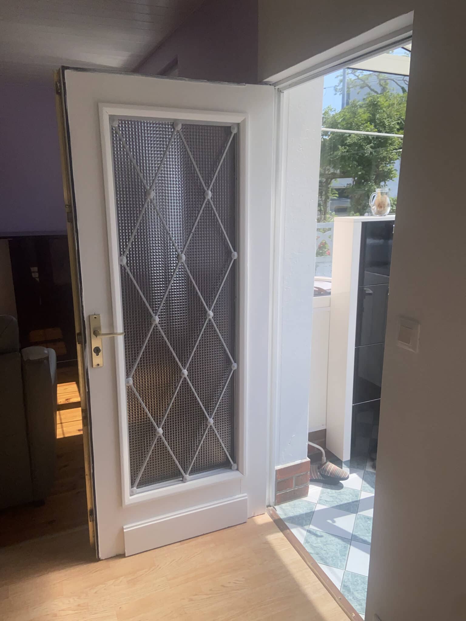 Porte vitrée d’entrée avec croisillons