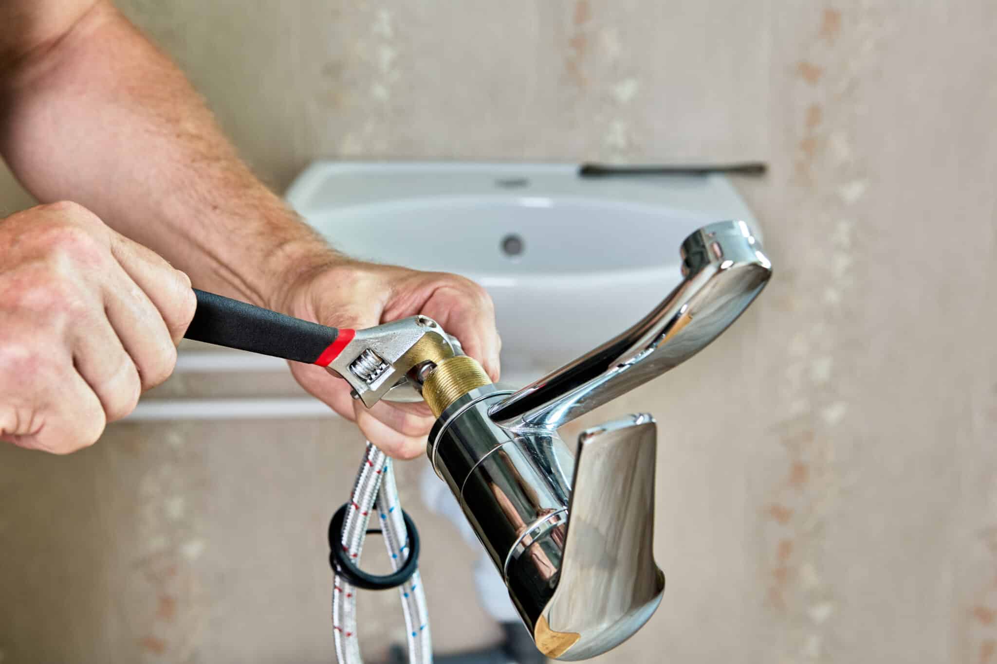 Installation de robinetterie dans salle de bain